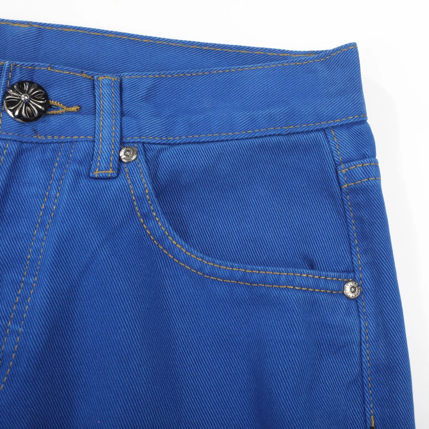 P260 Chrome hearts｜ch Chrome hearts London limited dopamine blue leather jeans, counter price 22W level, patchwork cross pattern embellishment, washed jeans! ! An absolutely high-end luxury product, a 1.9W-level god-level single product, a super popular product, made by top heavy industry, a magic weapon that cannot be missed! [About Zangyin] This is an extremely luxurious fashion brand that can also be called the aristocracy of the high street. It has always been an exclusive brand for some hipsters or rich second generations. Compared with ordinary high streets, it is more luxurious and noble. Compared with luxury brands, it is more fashionable and individual. It has always been a brand that I have a special liking for. [Top heavy industry fashion design] Consistently high-street luxury style. Speaking of this style, the Zangyin family and GU family are definitely the leading representative brands. Especially the Zangyin family has really achieved a state-of-the-art effect in creating high-street style. The unique washed material is used to create this style. The color system is already quite eye-catching. After it is decorated with patchwork cross flowers, it cleverly highlights the charm of the brand. Secondly, this style uses classic The high-waist cutting design highlights the long legs and fashionable temperament of the upper body. The brand is highly recognizable and the slim fit configuration is more suitable for daily wear. It is a product that interprets personality, fashion, and specifications at a glance. This single product is enough to make any fan excited. It can be a white T-shirt for a youthful college style, or a tight suspender for a royal style. It has strong matching ability and can be easily controlled by men.  [Materials and craftsmanship] Needless to say, this point goes without saying. As an excellent craftsman brand, Zangyin’s requirements for details and craftsmanship are really perfect. The washed color of this model has gone through so many processes, not to mention the embellishment of denim appliques. It is also purely hand-made and sewn. Just like what they believe in, only hand-made things have soul and have the meaning of wear. A top-notch heavy-duty fashionable denim item, I look forward to your perfect interpretation! !   Color: Dark blue Size: S-XL (28 30 32 34) Pants length: 101/103/105/107 Waist: 78/82/86/90 Recommended height: 170/175/180/185 Recommended weight: 120/140/160/180